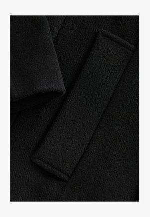 Must musta mantel kangas pehmea ja tekstureeritud viimistlusega. Omab struktureeritud kraed ja tasast plaastritaskut.