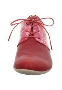 Rote Leder Schnürschuhe mit einer glänzenden, gemusterten pinken synthetischen Überlagerung. Runde Zehenform und weiche, strukturierte Oberfläche. Dezente beige Sohle.