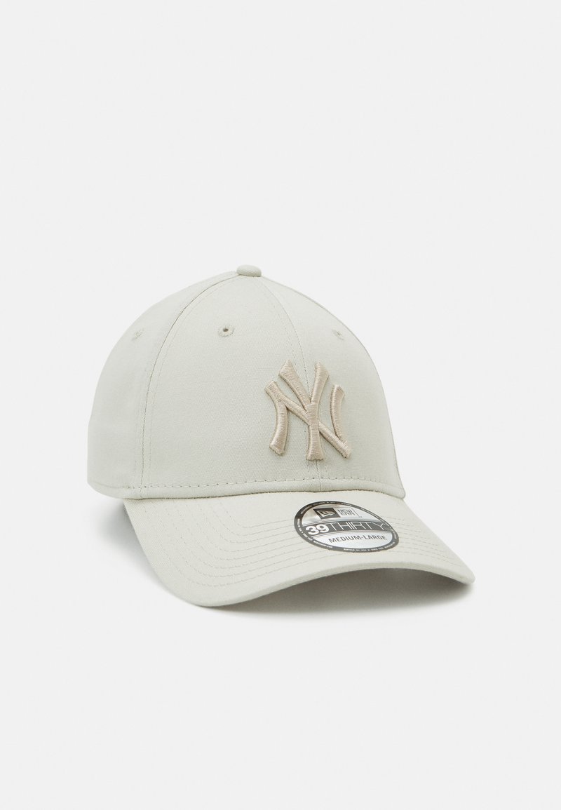 Casquette de baseball beige avec une visière incurvée, arborant un logo NY brodé dans une teinte plus claire. Fabriquée en tissu doux avec une texture subtile.