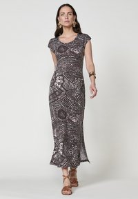 Maxikleid in Dunkelbraun mit abstrakten rosa und weißen Mustern, kurzen Ärmeln und taillierter Form. Verfügt über einen dezenten Schwung am Saum.