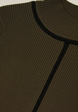 Olívovo zelený rebrovaný pletený top s vysokým golierom, čiernymi detailmi a textúrovaným povrchom. Viditeľné sú výrazné švy a kontúry vzoru.