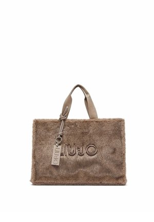 Borsa rettangolare marrone pelosa con due manici e un'etichetta appesa, con scritte in rilievo del marchio "LIU JO" sul davanti.