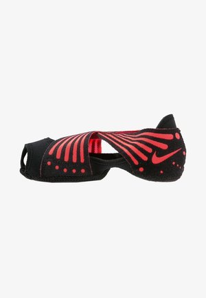 Sandale Nike noire et rouge à bout ouvert avec des lanières croisées et une semelle basse, conçue pour un port flexible et léger.