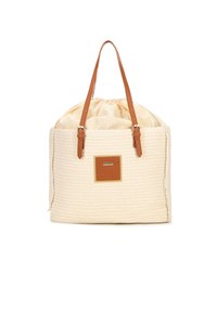 Borsa tote intrecciata beige con manici in pelle marrone e chiusura con cordino, dotata di una patch quadrata con logo sulla parte anteriore.