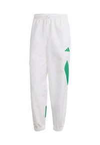 Bijele trenirke od laganog materijala imaju zelene akcentne detalje i branding. Elastična pojas i rukavi osiguravaju sigurno pristajanje.