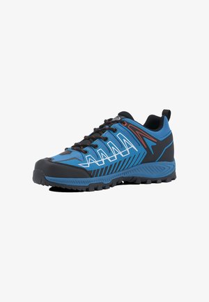 Blaues Outdoor-Schuhwerk mit schwarzer Gummi-Spitze, strukturiertem Profil, kontrastierenden weißen und roten Akzenten sowie einem atmungsaktiven Mesh-Obermaterial.