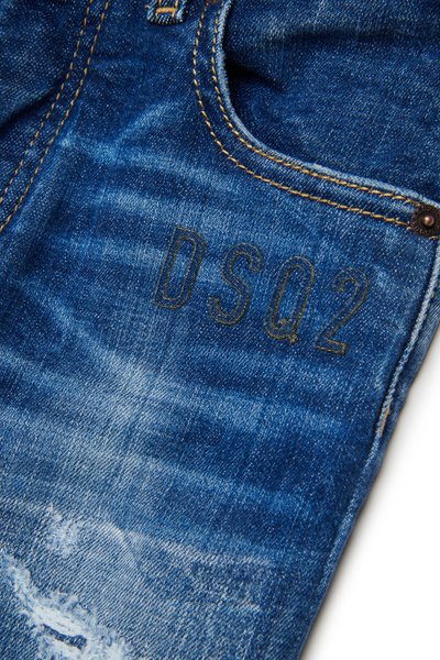 Blaue Designer-Jeans aus Denim mit einer verblassten Textur und verwaschenen Akzenten. Sie verfügen über braune Nähte und ein eingeprägtes "DSQ2"-Logo auf der Vorderseite der Tasche.