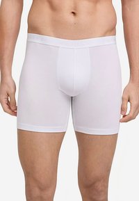 Weiße Boxershorts aus weichem Stoff mit enger Passform, glattem, markiertem Bund und mittellanger Beinlänge bis zur Mitte des Oberschenkels.