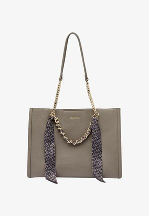 Pelēka ādas rokassoma ar ķēdes un lentas akcentiem. Raksturīga fakturēta virsma un zelta detaļas. Vienkārša, strukturēta forma ar diviem rokturiem.