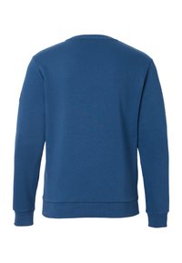 Sudadera de cuello redondo azul con mangas largas, textura suave, puños y dobladillo acanalados, diseño simple, sin logotipos o patrones visibles.