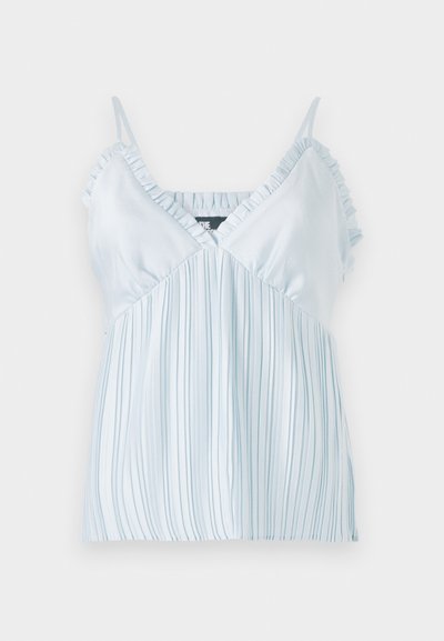 Lys blå, lett topp med vertikale striper, volanger på skulderstroppene og V-halsdesign. Jevn tekstur og avslappet passform.