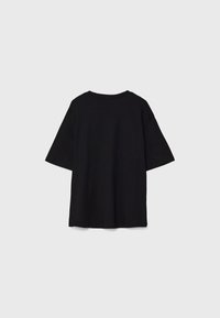 Sort t-shirt i en afslappet pasform med korte brede ærmer og rund halsudskæring. Stoffet virker blødt med en glat tekstur.