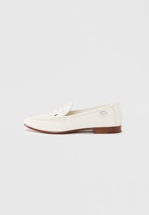 Witte casual loafers van getextureerd leer, met doorgestikte details op de neus, een slanke platte hak en een klein logolabel aan de zijkant.