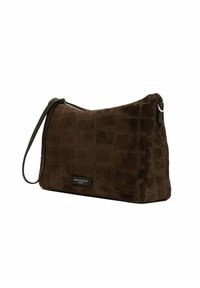 Pochette en suède marron avec un motif matelassé, munie d'une fermeture éclair et d'une fine bandoulière. L'étiquette de la marque est visible à l'avant.