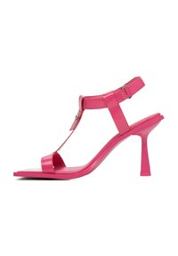 Roze hoge hak sandaal met een glanzende afwerking, uitgerust met een T-band ontwerp, een verstelbare enkelriem en een spitse neus.