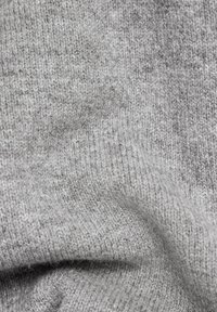 Hellgrauer Strickstoff mit weicher Textur, der ein dezentes Muster aus feinen und dickeren horizontalen Fäden aufweist.