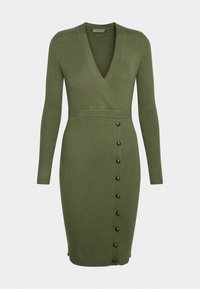 Robe en maille côtelée verte avec un décolleté en V profond, des manches longues et une silhouette ajustée, ornée d'une rangée de boutons noirs à l'avant.