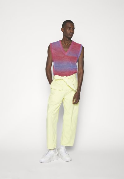 Lukhanyo Mdingi THE CANADA UNIFORM - Τζιν χαλαρής εφαρμογής - denim elfin yellow