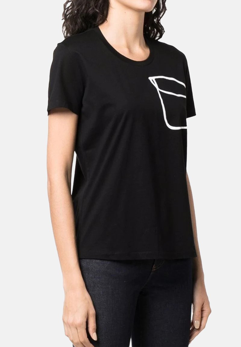T-shirt nera in cotone, con un design della tasca a forma curva con rifiniture bianche. Maniche corte e scollo rotondo, con una vestibilità rilassata.