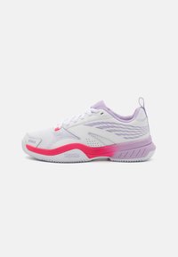 Hvit athletic sko med lilla og rosa detaljer, mesh-overdel, teksturert såle, snøring og en lett design for støtte.