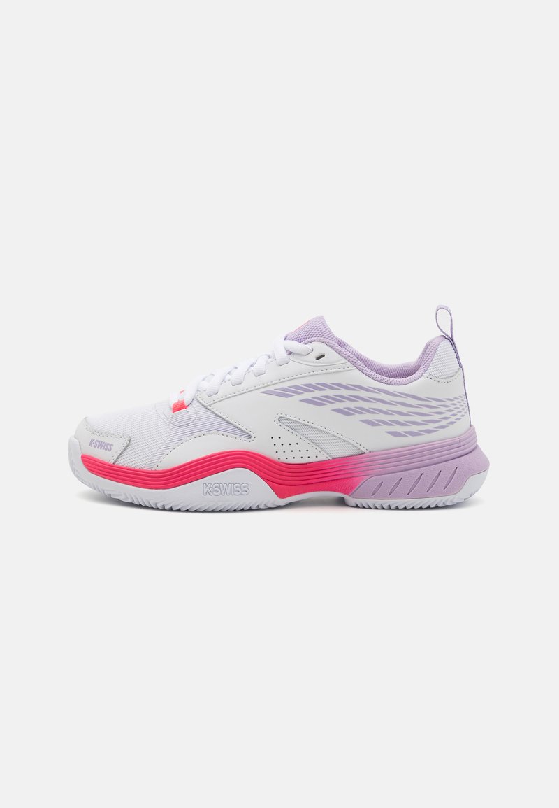 Hvit athletic sko med lilla og rosa detaljer, mesh-overdel, teksturert såle, snøring og en lett design for støtte.