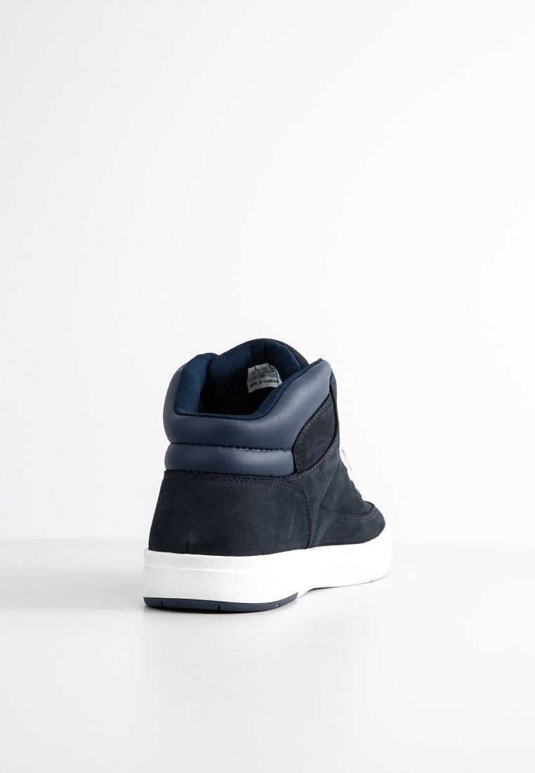 Sneaker alto in suede blu scuro con colletto imbottito, suola bianca e trama a contrasto sul tallone e sui pannelli laterali.