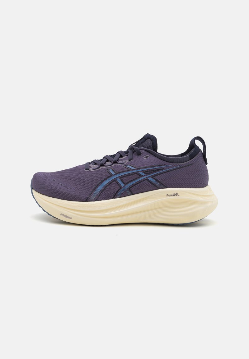 Baskets de course violettes avec une tige texturée, des accents bleus et une semelle blanche rembourrée présentant un design ondulé. Comprend un col rembourré et un système de laçage.