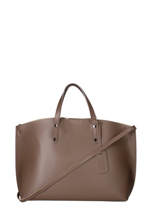 Sac fourre-tout en cuir brun avec deux poignées courtes et une bandoulière amovible. Texture lisse, forme structurée et design minimaliste.