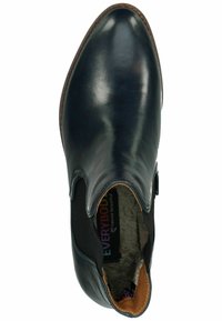Stivali alla caviglia in pelle blu navy con texture liscia, pannelli elastici laterali e punta arrotondata. L'interno presenta una morbida fodera e l'etichetta del marchio.