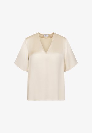 Creamfarvet bluse med korte ærmer, V-udskæring og glat satinlignende stof, vist på hvid baggrund.