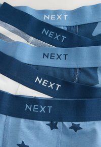 Niebieskie i białe slipki z elastycznym paskiem w talii "NEXT". Para z wzorem gwiazdek; pozostałe są w jednolitych kolorach. Miękki, rozciągliwy materiał.