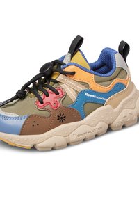 Vícebarevná sportovní bota s kombinací kůže a tkaniny. Má robustní podešev, elastické tkaničky a barevné akcenty v modré, hnědé a červené barvě.