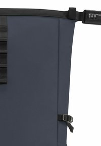 Panneau en tissu bleu marine avec des sangles noires et une boucle, dotée d'un mécanisme de verrouillage numérique. Texture lisse, forme rectangulaire, détails de conception simples.