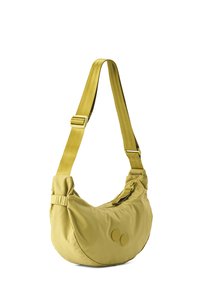 Gelbe Stoff-Schultertasche mit gebogener Form, verstellbarem Träger, Reißverschlussverschluss und zwei runden Akzenten auf der Vorderseite.