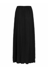 Μαύρη πλισέ μακριά φούστα με ελαστική μέση, ρέον ύφασμα και διακριτική κάθετη υφή.