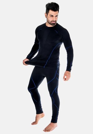 Schwarzes sportliches Baselayer-Set mit langen Ärmeln und Leggings, verziert mit blauen geometrischen Akzentlinien und einem taillierten Schnitt. Glatte Textur.