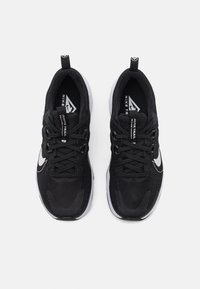 Scarpe da ginnastica nere con tomaia in mesh, lacci e logo Swoosh bianco. Punta arrotondata e suola ammortizzata. Design minimalista senza accenti aggiuntivi.