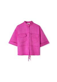 Korte mouwen, roze linnen shirt met een opstaande kraag, twee voorkruiszakken, knoopsluiting en een verstelbare trekkoordonderrand.