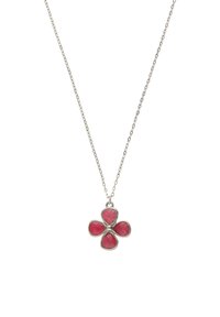Collar de plata con un colgante en forma de flor que presenta cuatro piedras facetadas rosas. La cadena tiene pequeños eslabones. Diseño simple sin adornos adicionales.