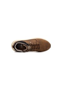 Zapato de cuero marrón con cordones en la parte delantera, cuello acolchado y suela de goma crema. Presenta una puntera ligeramente redondeada y acentos en negro contrastantes.