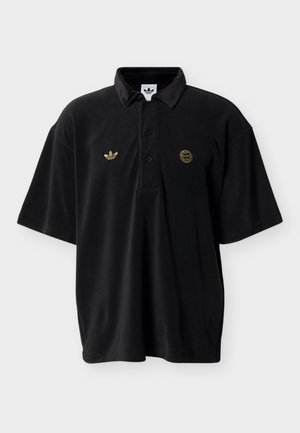 Tricou polo negru cu mâneci scurte, guler, trei nasturi și două mici logo-uri brodate în auriu pe piept.