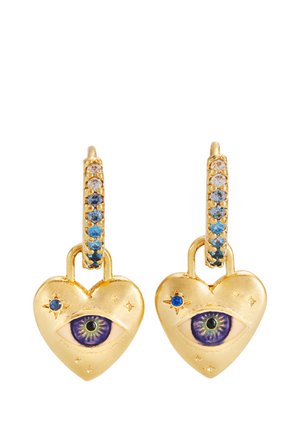 Orecchini a forma di cuore in oro con pietre preziose blu e bianche su cerchi e disegno dettagliato di occhio viola al centro di ogni cuore.