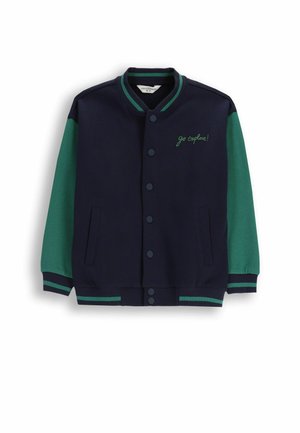 Granatowa i zielona kurtka typu varsity z zapięciem na guziki, ściągaczami przy mankietach i dolnym końcu, dwiema bocznymi kieszeniami oraz haftem "idź na odkrywanie!" z przodu.