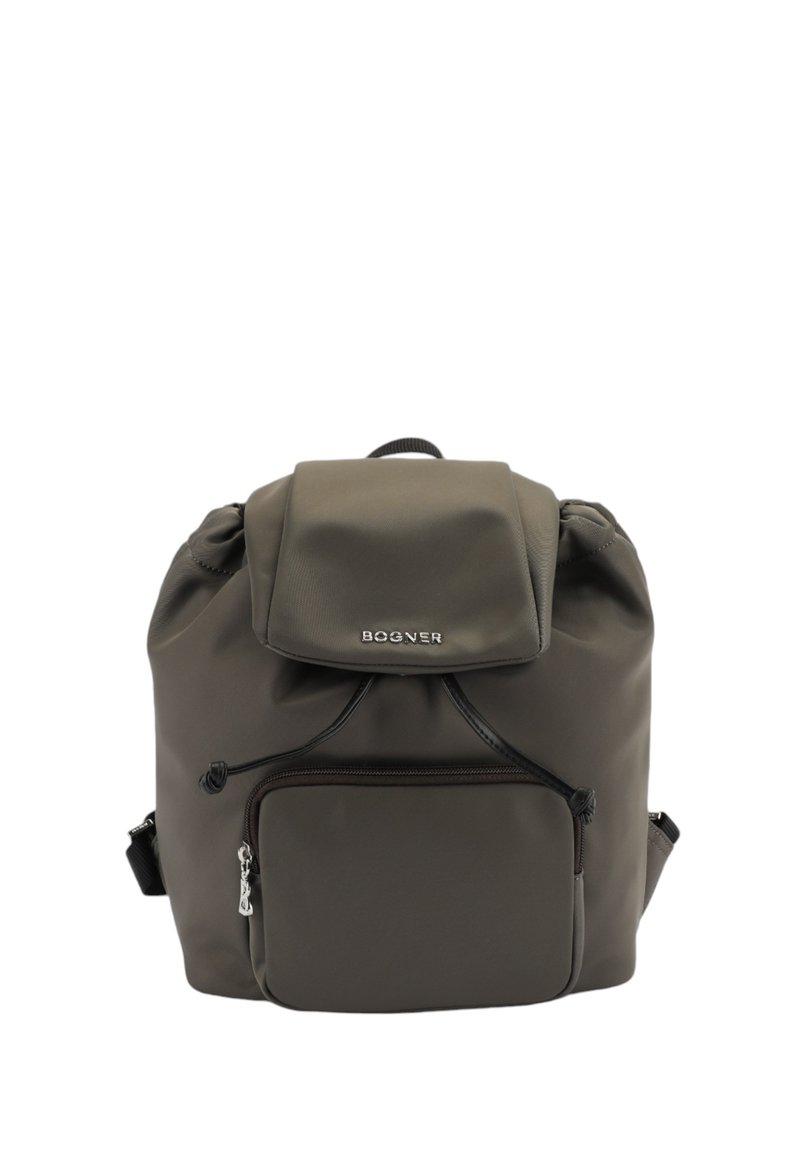 Zaino color khaki realizzato in nylon morbido, dotato di chiusura a cordoncino e tasca frontale con zip. Logo sul cappuccio.