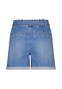 Jeansshorts met een aansluitende tailleband, afgeronde zoom, twee achterzakken en een omgeslagen ontwerp aan de onderkant in een lichtblauwe wassing.