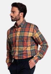 Geruite shirt in oranje, groen en blauwe tinten, met een button-down kraag, één borstzak en witte knopen op een gestructureerde katoenen stof.