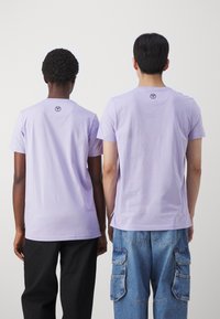 Carlo Colucci PRIDE UNISEX - Apdrukāts T-krekls - lilac