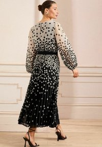 Love & Roses REGULAR FIT - MONO SPOT  MIDI  - Maksi suknelė - black white