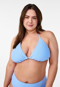 Lyseblå bikini top med trekantede kopper og tynde stropper, prydet med strukturerede blomsterformer og en knyttet detalje i midten.