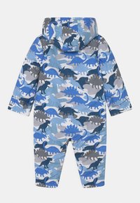 Barns polstrede jumpsuit med hætte, der har blå og grå dinosaur mønstre, lange ærmer og ben i fuld længde.